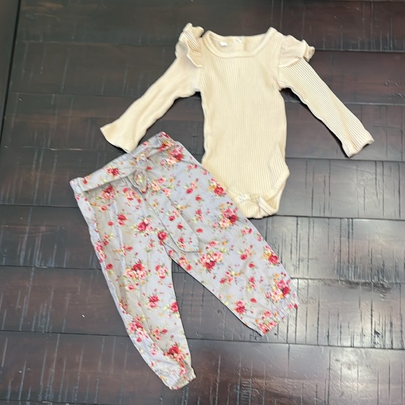 Baby girl 0-3mo and 0-6mo clothes bundle, pants and top set, gap baby one piece - Picture 4 of 12